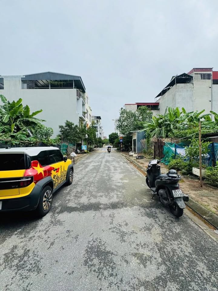 Đất phân lô Giang Biên 75m² - Sổ đỏ chính chủ, vị trí đẹp gần chợ và trường học!