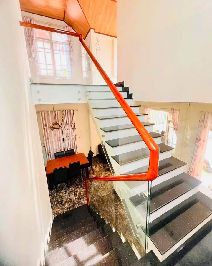 Nhà bán tại Phường 9, Đà Lạt 200m² giá 6.99 tỷ - Ô tô đậu trong nhà!