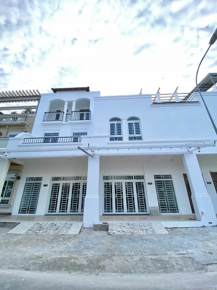 Nhà mặt tiền Đường 5, Phường Mỹ Xuyên, 300m² giá 5.2 tỷ - Kinh doanh thuận lợi!