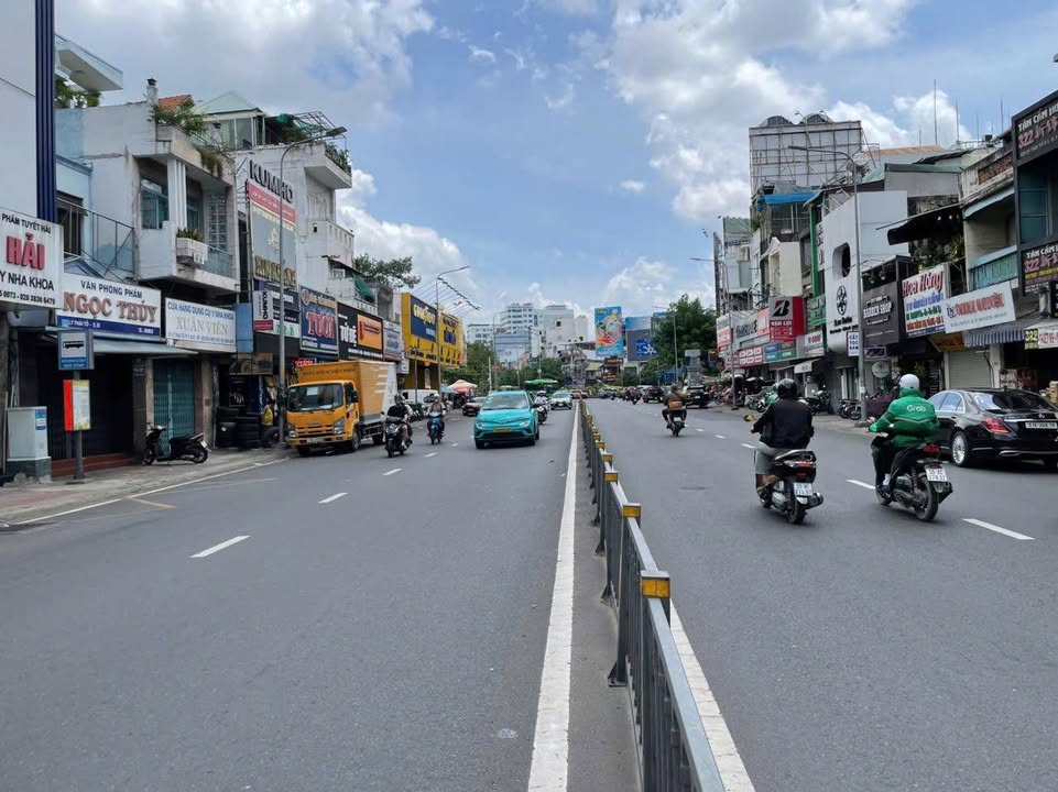 Nhà phố mặt tiền Lý Thái Tổ, Quận 10 - 87m² giá chỉ 2x tỷ - Cơ hội đầu tư tuyệt vời!