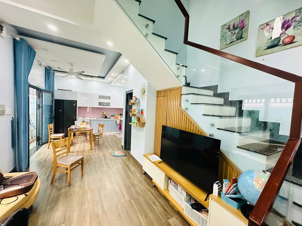 Nhà 3 tầng Hoàng Diệu 2, Thủ Đức 73m² giá 7.95 tỷ - Hẻm xe hơi, sẵn sàng ở ngay!