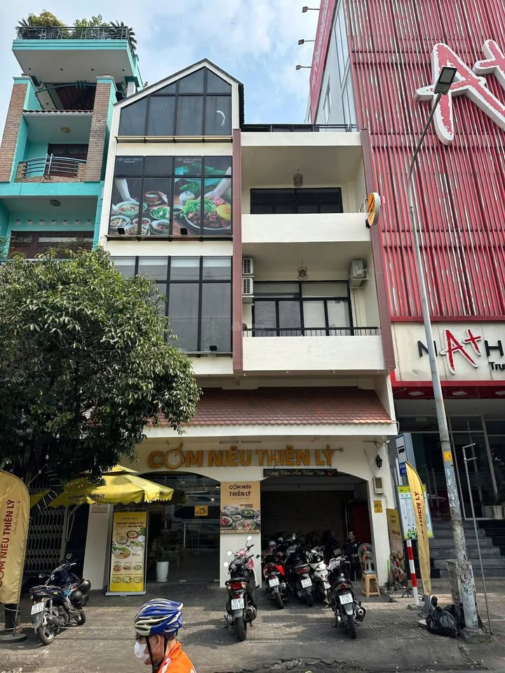 Cho thuê nhà mặt tiền Lạc Long Quân, Quận 11, 120m² - Vị trí kinh doanh đắc địa!