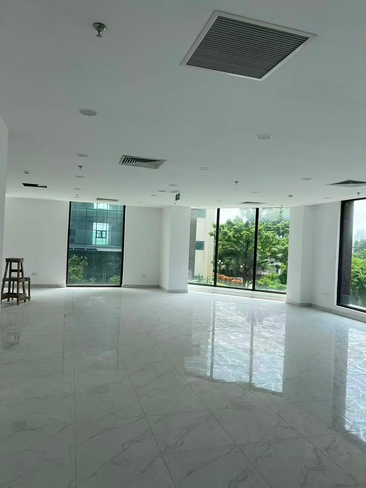 Văn phòng cho thuê Thăng Long City 625m² giá 180 triệu - Không gian thoáng đãng, tiện nghi hoàn hảo!