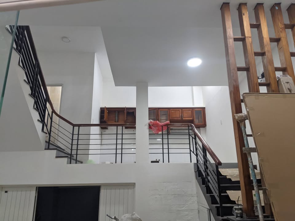 Nhà mặt tiền đường Hoa, Phú Nhuận 5 phòng, giá 34.5 triệu - Phù hợp kinh doanh đa ngành nghề!