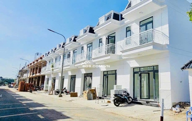Nhà phố compound mặt tiền đại lộ Hùng Vương - Chỉ 799 triệu - Số lượng giới hạn