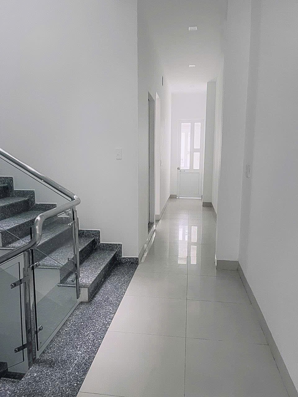 Nhà 4 tầng mặt tiền Man Thiện, Hải Châu, Đà Nẵng 100m² giá 11.9 tỷ - Vị trí đắc địa gần sân bay!