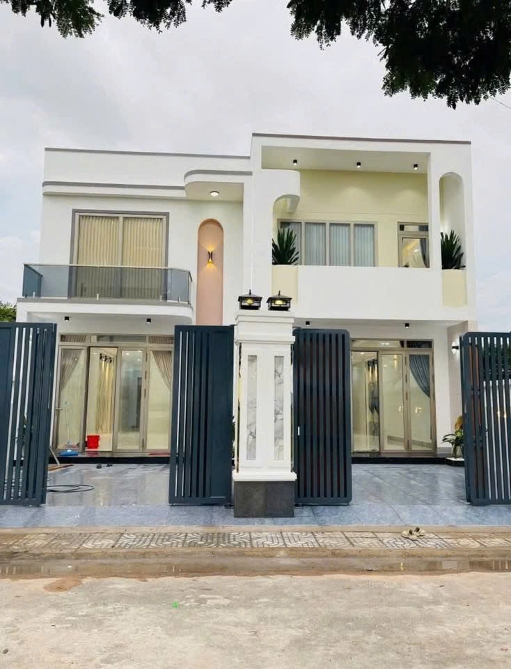 Nhà gác lửng thông tầng Phường Long Bình 100m² giá 1.8 tỷ - Tiện ích đầy đủ, sổ hồng riêng!