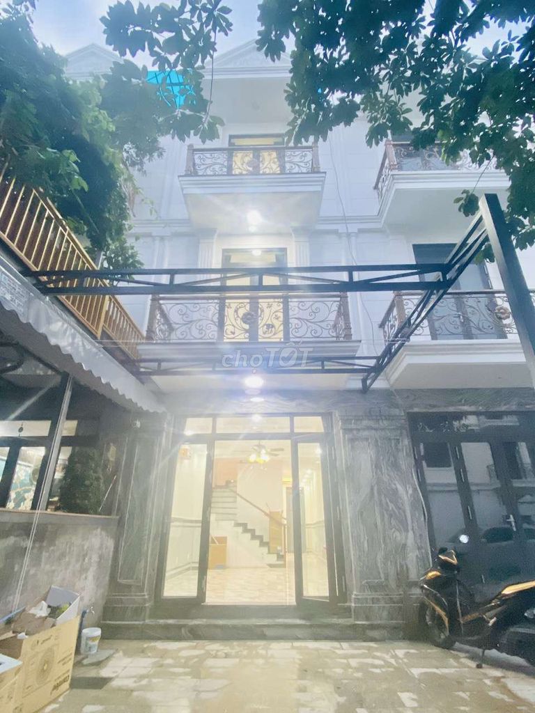 Nhà khu compound Dĩ An 210m² giá 16 triệu - Bảo vệ 24/24, tiện ích đầy đủ!