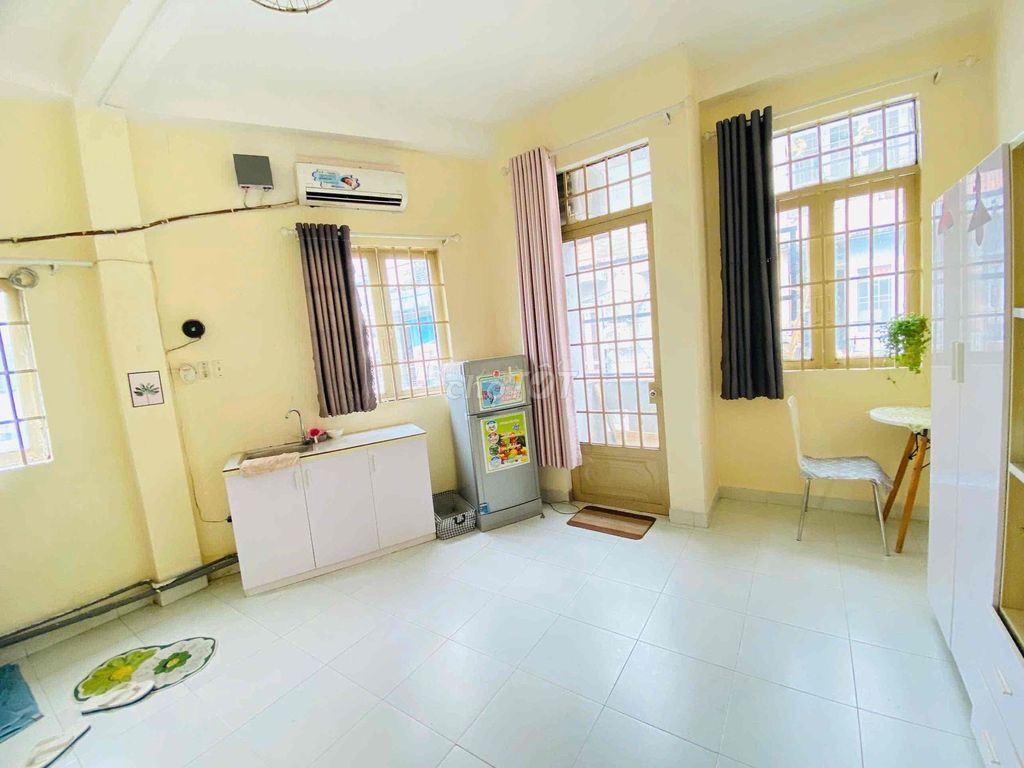 Phòng cho thuê Quận 10 25m² giá 4.9 triệu - Ban công lớn, cửa sổ trời