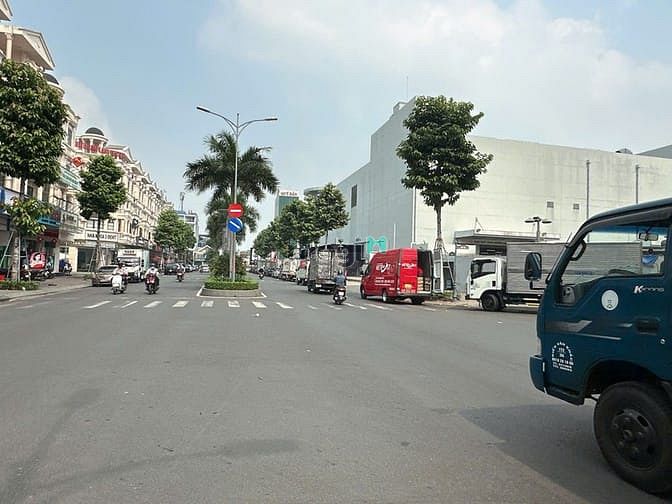 Nhà phố 5 lầu có hầm mặt tiền KDC Cityland P10, 100m² giá 25 tỷ - Cơ hội đầu tư tuyệt vời!