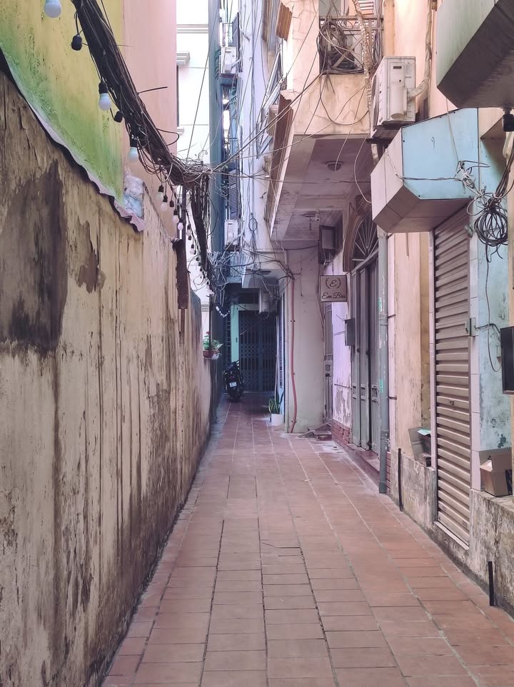 Nhà Quán Thánh 220m² giá 18 tỷ - Chính chủ, 4 tầng, gần hồ Trúc Bạch!