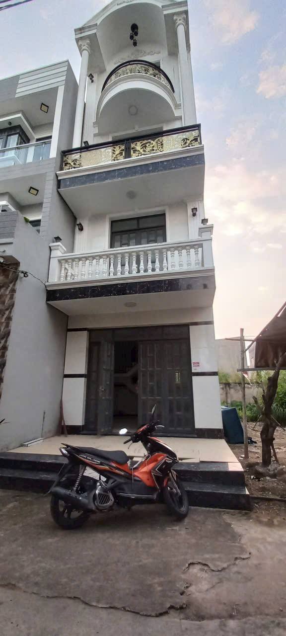 Nhà KDC Long Hậu, Hẻm xe hơi, 50m² giá 2.75 tỷ - Thiết kế thoáng mát, chính chủ!