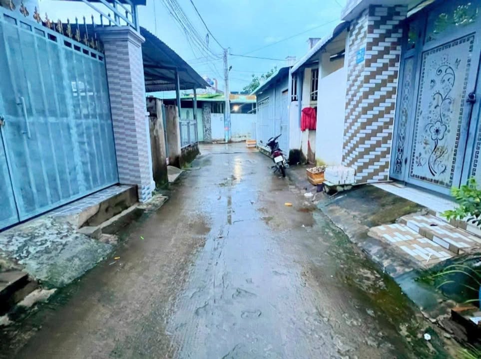 Nhà lầu Thị trấn Đức Hòa Long An 92m² giá 2.3 tỷ - Sát bên chợ, đầy đủ tiện ích!