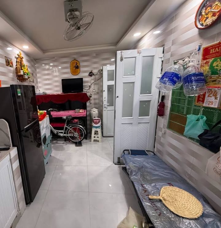 Nhà 3 tầng Đường Cách Mạng Tháng Tám, Quận 3 - Diện tích 18m² chỉ 3 tỷ - Chính chủ bán gấp!