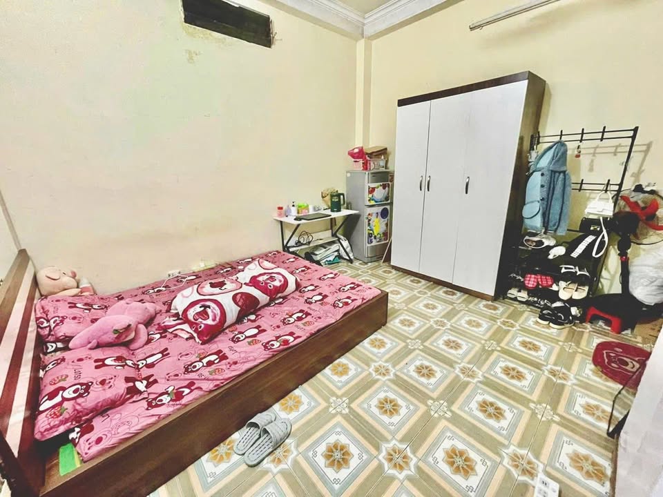 Phòng cho thuê tại Ngõ 255 Nguyễn Khang 25m² giá 2.4 triệu - Chính chủ, thoáng mát!