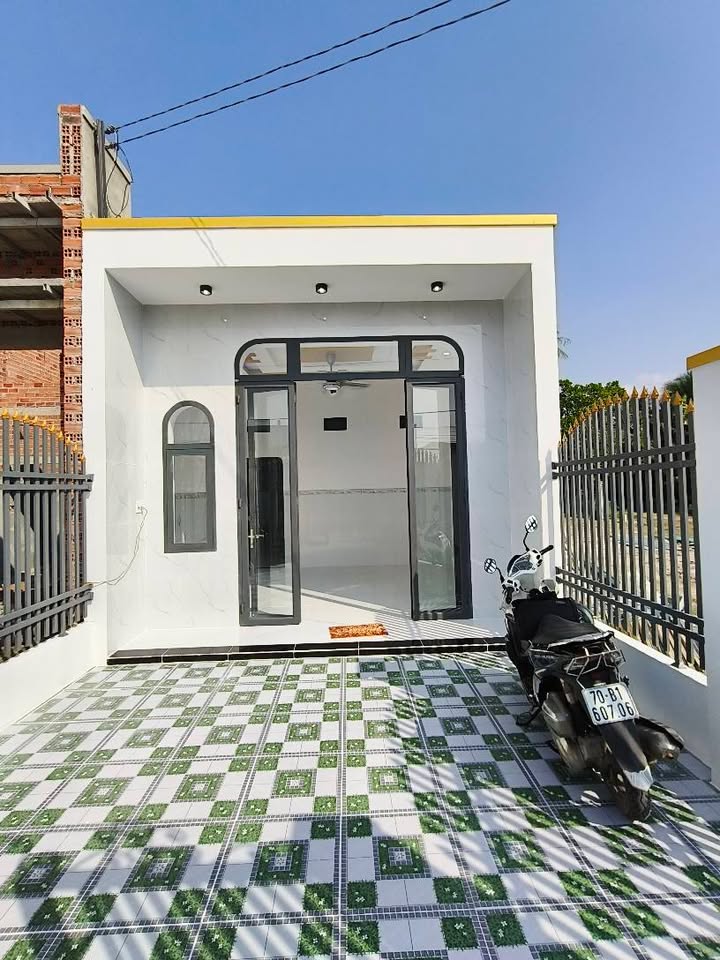 Nhà đẹp Phường Long Hoa, Tây Ninh 72m² giá 999 triệu - Gần chợ và trường học!