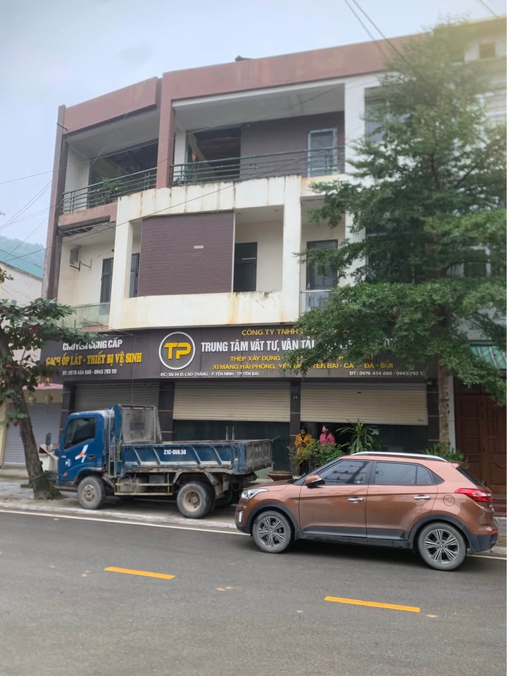 Nhà phố 3 tầng mặt tiền đường Cao Thắng, Yên Bái - Bán gấp chỉ 5.6 tỷ