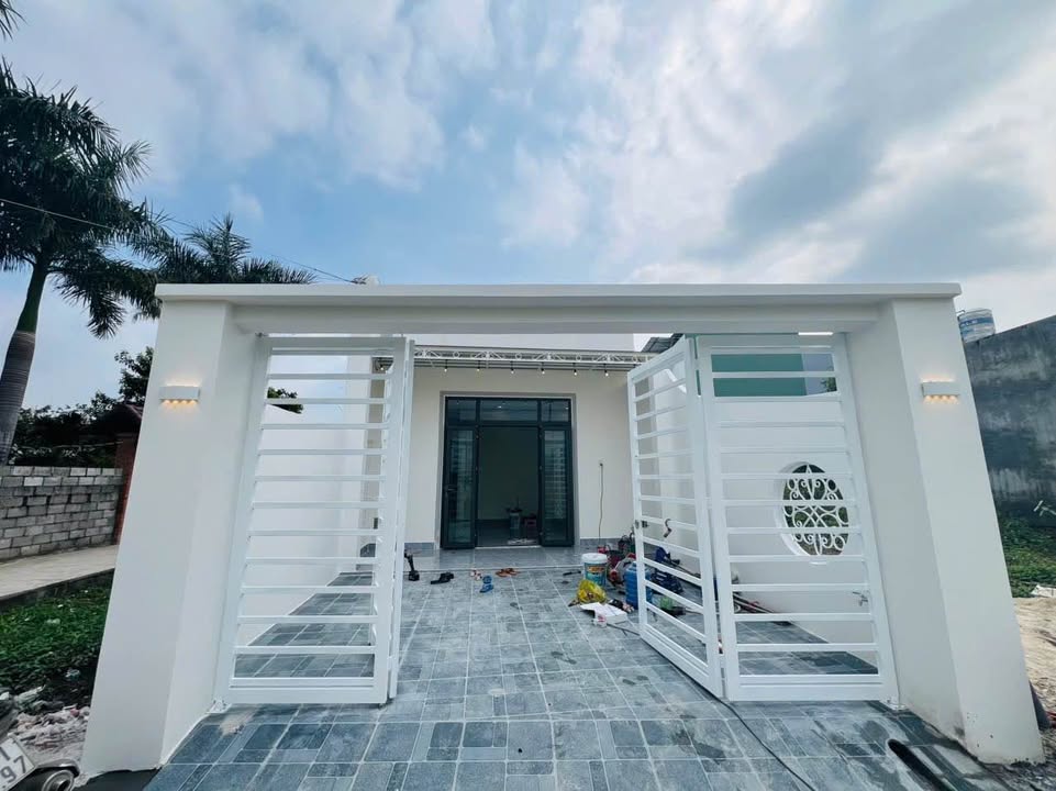 Nhà lô 2 Ngô Đức Tốn, La Gi 100m² giá 1.49 tỷ - Sổ hồng sẵn, tiện nghi đầy đủ!