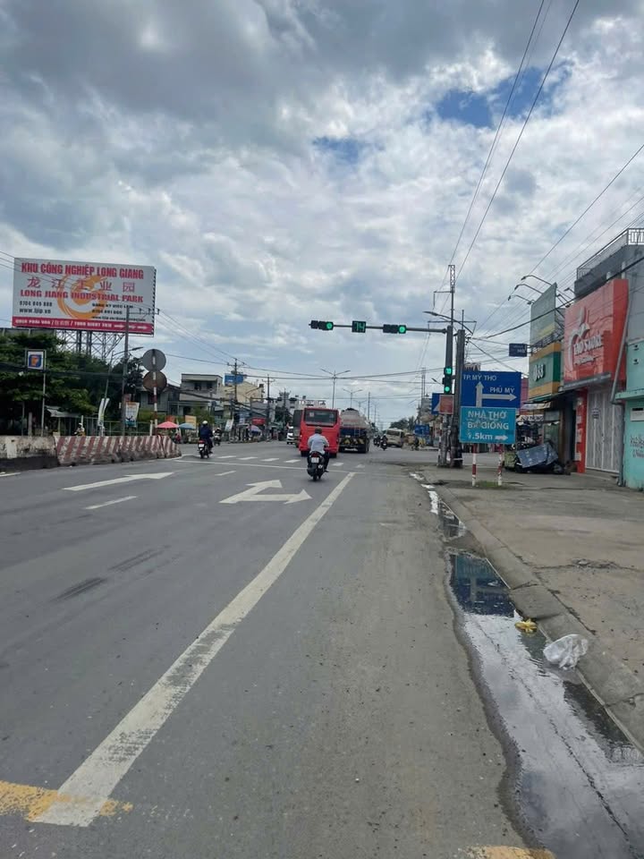 Nhà mặt tiền TL879, Lương Hòa Lạc, Chợ Gạo, 102m² giá 1.95 tỷ - Kinh doanh sầm uất!