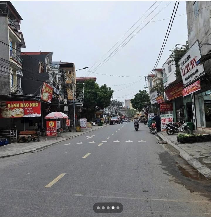 Nhà 3 tầng đẹp tại Sơn Đông, Quế Võ, 96m² giá 7.x tỷ - Kinh doanh sầm uất!