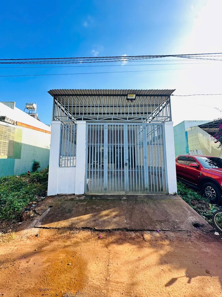 Nhà cấp 4 Hẻm Đặng Trần Côn, Pleiku 135m² giá 1.7 tỷ - Sân Ô tô thoải mái!