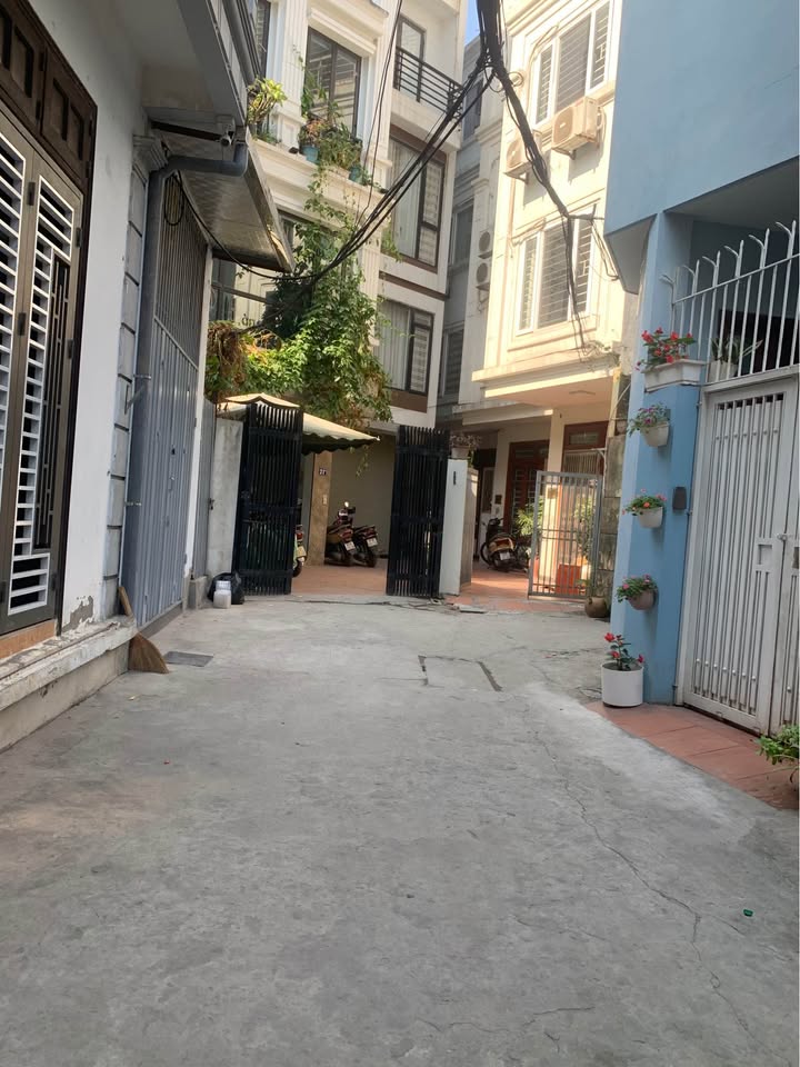 Nhà mặt ngõ Ái Mộ, Phường Bồ Đề, 33m² giá 8.5 tỷ - Sở hữu ngay trước Tết!