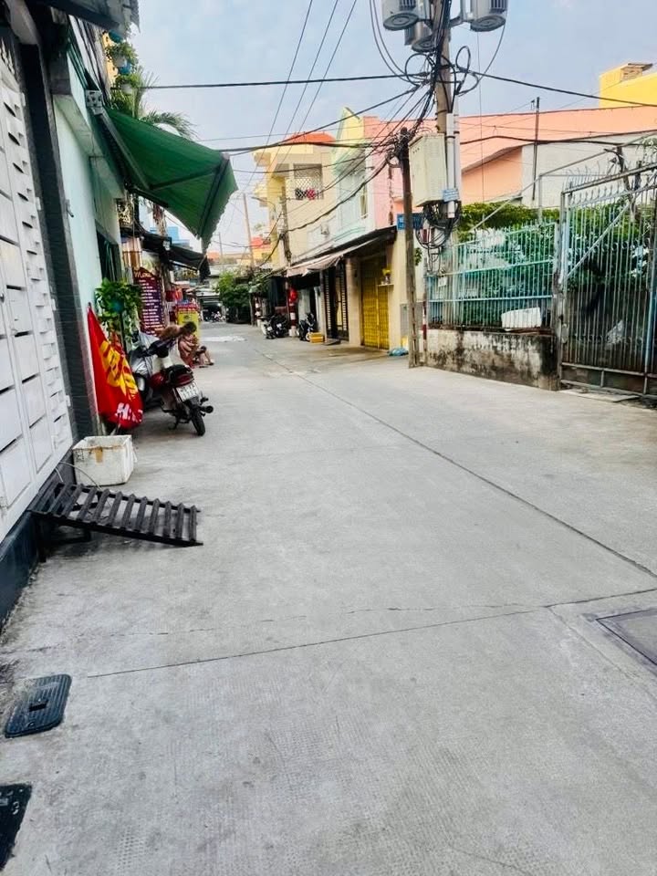 Nhà 3 tầng hẻm 8m Lũy Bán Bích 156m² giá nhỉnh 7 tỷ - An ninh và tiện ích đầy đủ!