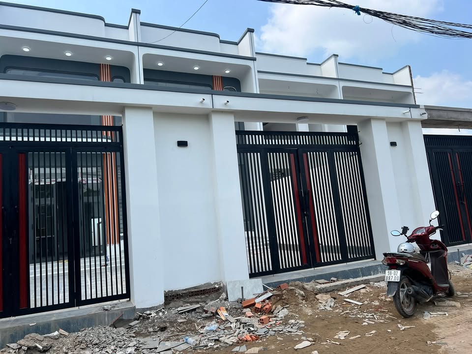 Nhà riêng Đường 824, Đức Hòa Thượng 170m² giá 2.5 tỷ - Thiết kế hiện đại, sân vườn thoáng mát!