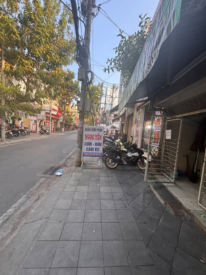 Cho thuê mặt bằng vỉa hè đường Đề Thám, Quận Ninh Kiều - Giá chỉ 5 triệu/tháng!