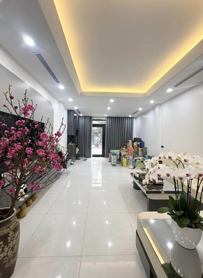 Nhà 3 tầng Đường Nguyễn Khuyến, Phường Lào Cai, 100m² giá 4.4 tỷ - Vị trí đẹp gần chợ và trường học!