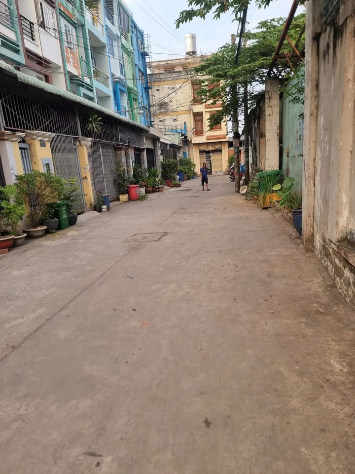 Nhà SHR Trung Chánh 100m² giá 5.2 tỷ - Thiết kế 1 trệt 3 lầu, đầy đủ tiện nghi!