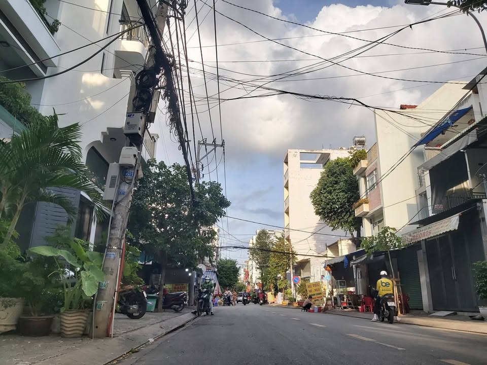 Bán gấp nền đất 5x22m mặt tiền chợ Tân Mỹ - 21.5 tỷ có nhà cấp 4