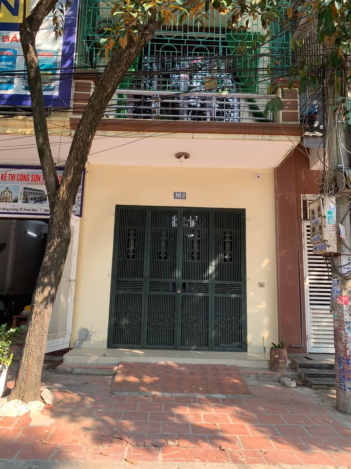 Nhà cho thuê 3 tầng tại đường Nguyễn Tĩnh - Nhà đẹp, đầy đủ nội thất!