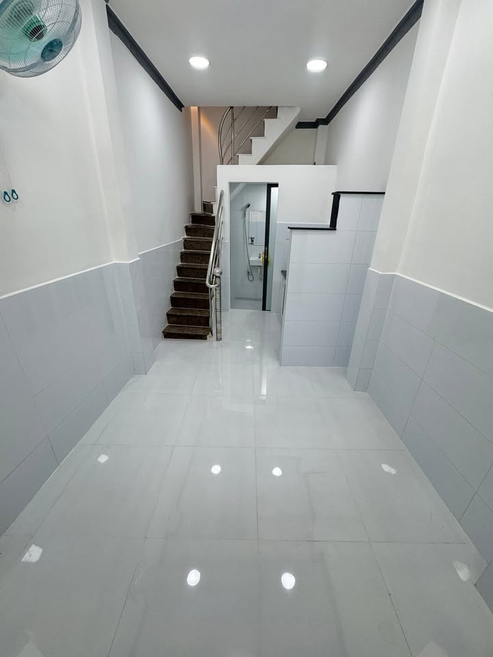 Nhà bán Quận 8 15m² giá 1.85 tỷ - Sổ hồng riêng, thương lượng ngay!