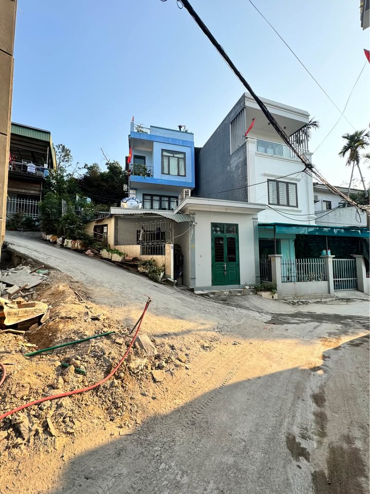 Nhà 3 tầng tại khu Cột 5, Hạ Long 55m² giá 3.15 tỷ - Thiết kế thông thoáng, ô tô vào tận nơi!