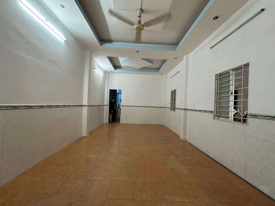 Nhà nguyên căn Cộng Hoà 75m² giá 15 triệu - Sân để xe thoải mái!