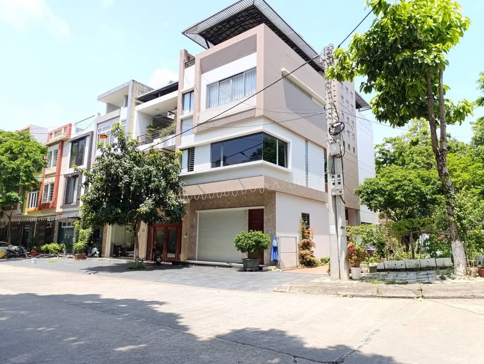 Bán nhà 2 mặt tiền Lê Văn Thiêm, Cù Chính Lan, 142.8m² giá 7.x tỷ - Hướng Đông Nam, vị trí vàng!