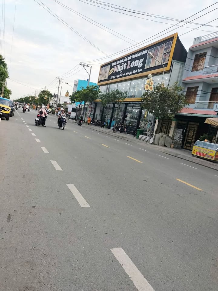 Đất mặt tiền Phan Văn Mãng, Bến Lức 200m² giá 15 tỷ - Khu vực kinh doanh sầm uất!