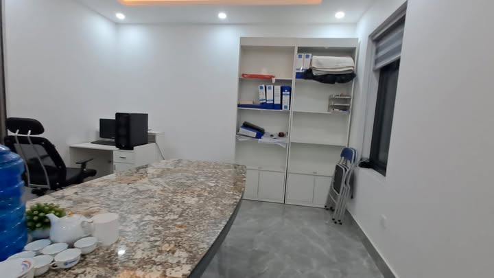 Cho thuê văn phòng tại Hồ Bá Kiện Vinh 200m² - Không cần sửa chữa, vào ở ngay!