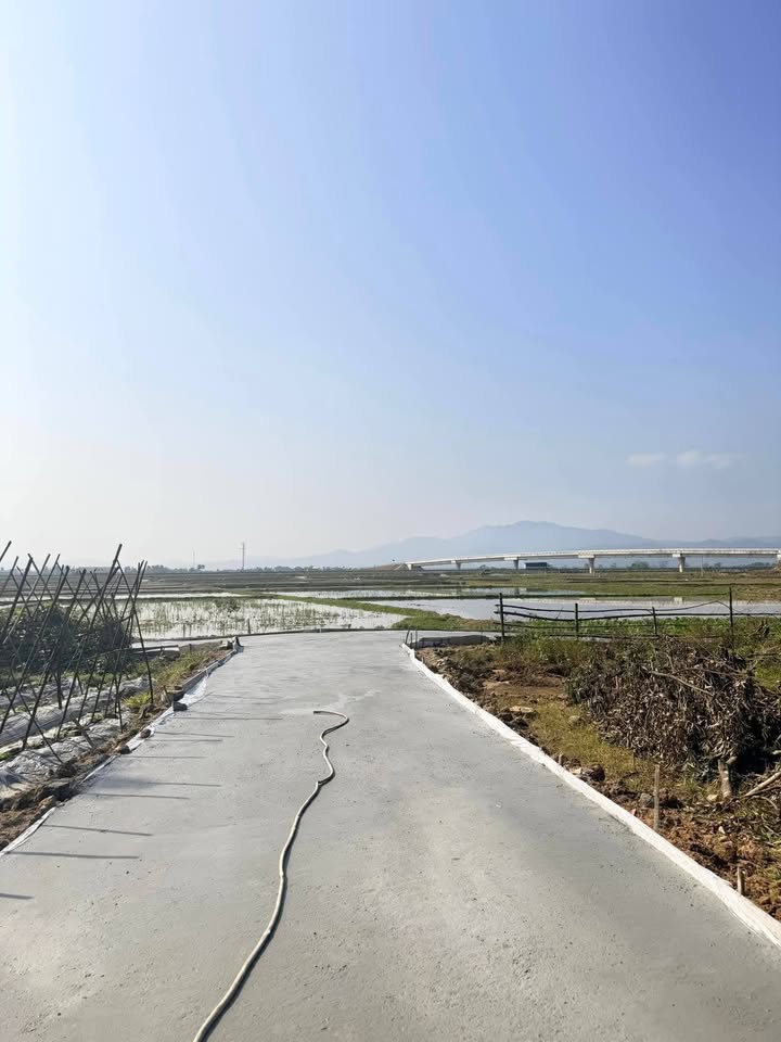 Đất nền thôn Mỹ Triều, Hà Huy Tập 100m² giá siêu rẻ - Sổ đỏ chính chủ!