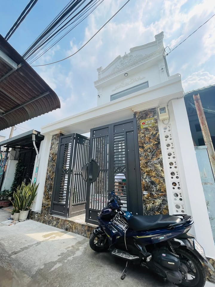 Bán nhà Hóc Môn 100m² giá 4.55 tỷ - Nhà mới đẹp, sân rộng