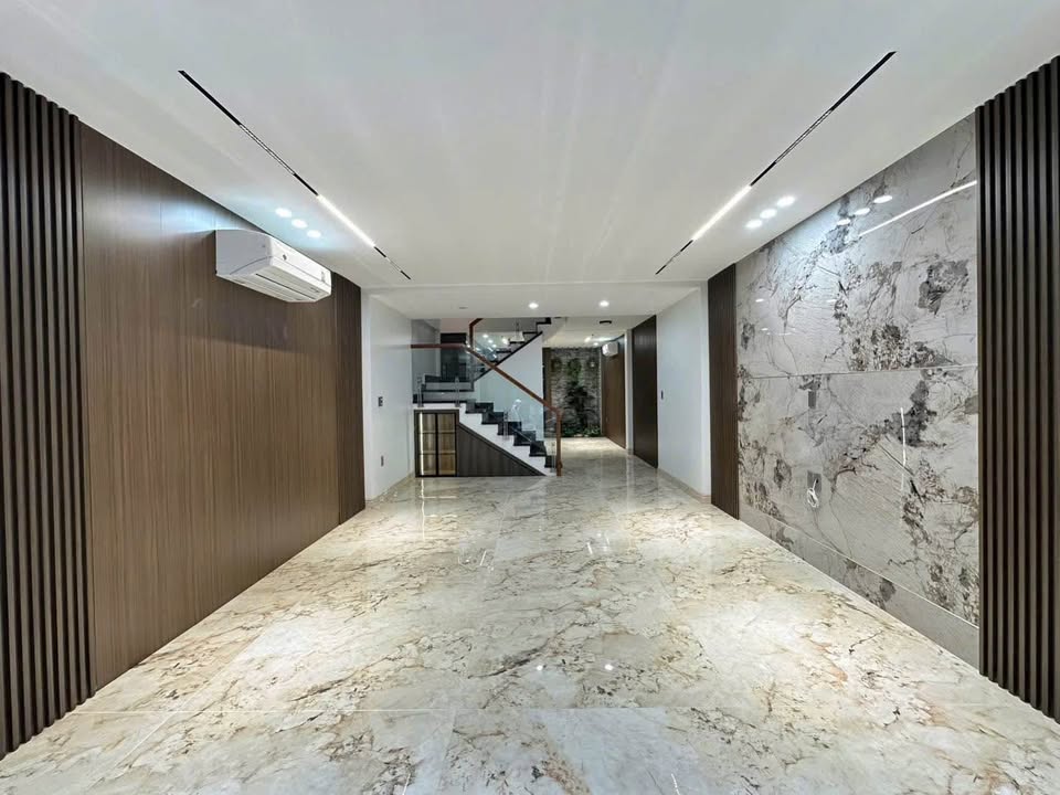 Nhà phố Lê Lai Hải Phòng 57m² giá 7.25 tỷ - Ô tô đỗ trong nhà, tiện ích đa dạng!