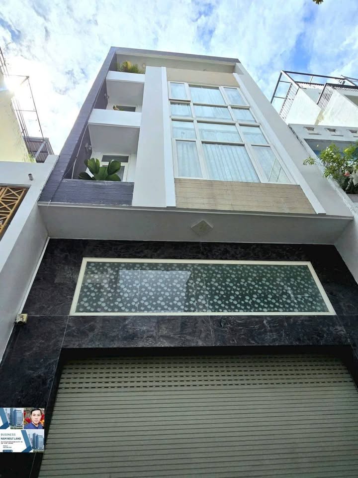 Nhà Phú Nhuận 79m² giá 27.99 tỷ - Hẻm xe hơi vào tận nhà!