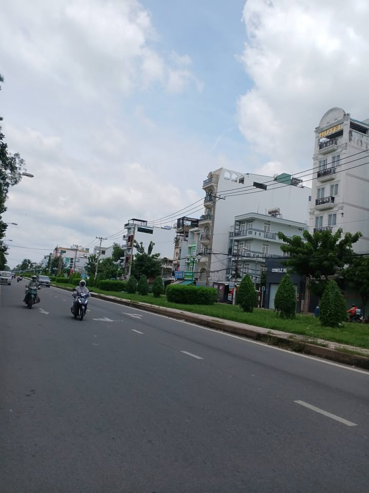 Nhà mặt tiền hẻm xe tải Tân Sơn 95m² giá 13.4 tỷ - Cơ hội đầu tư sinh lời!