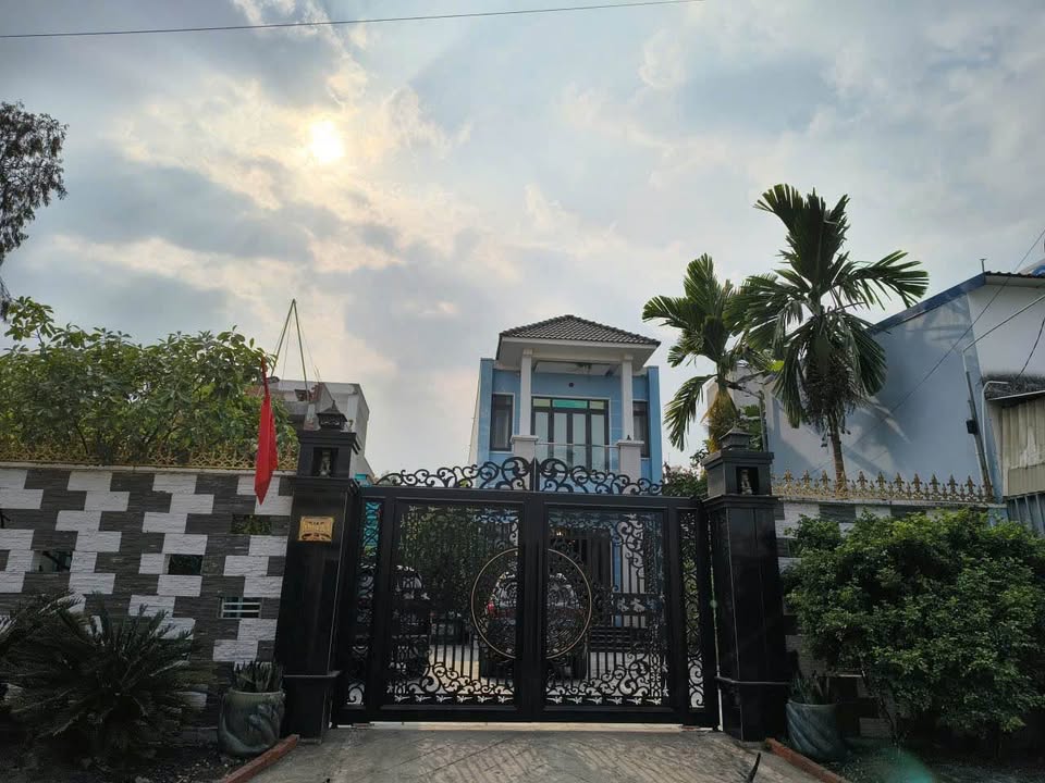 Biệt thự sân vườn Dĩ An 120m² giá 14 tỷ - Đường nhựa thông rộng rãi!