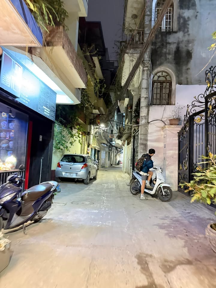 Nhà mặt phố Đội Cấn, Ba Đình 49m² giá 20.1 tỷ - Đầu tư sinh lời cao!