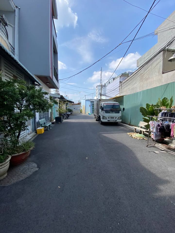 Nhà phố hẻm Tô Hiệu, Quận Tân Phú 68m² giá 9.2 tỷ - Mặt tiền rộng rãi, đúc 3 tầng!