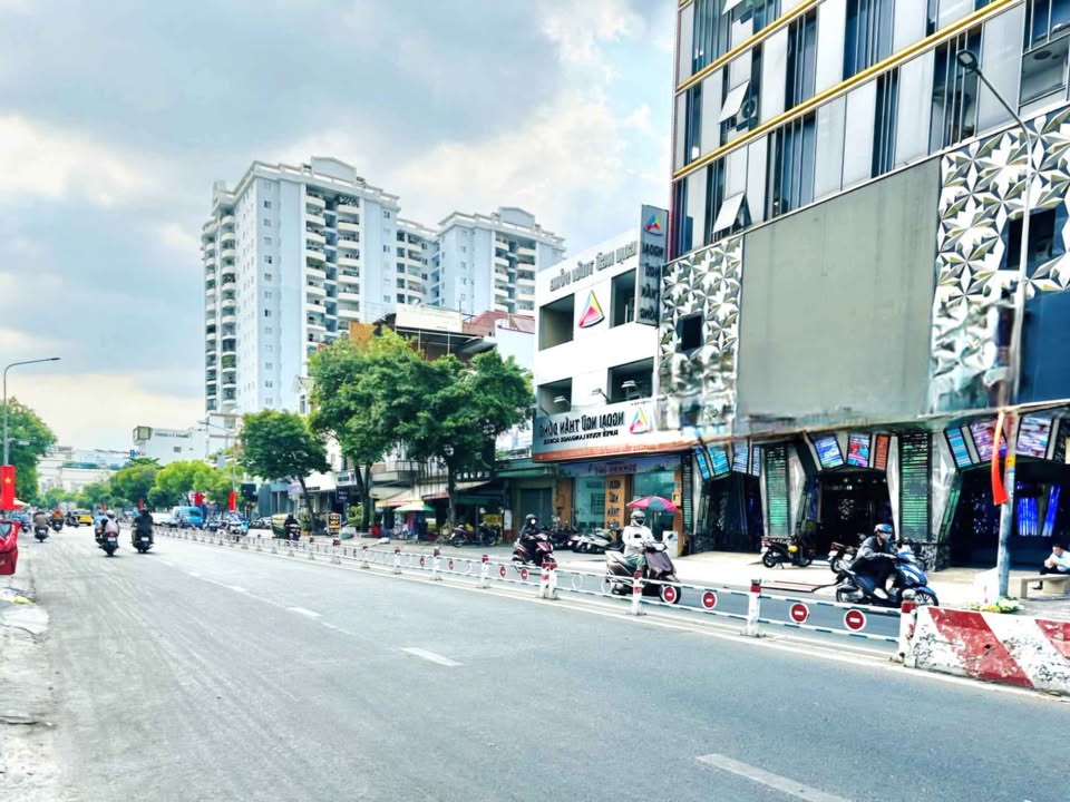 Nhà phố mặt tiền kinh doanh đường Nguyễn Sơn, Quận Tân Phú, 214m² - Vị trí đắc địa, tiềm năng sinh lời!