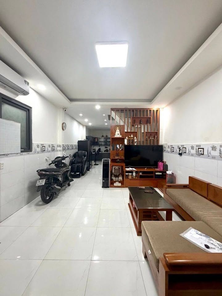 Nhà 2 tầng Quận 11 52m² giá 5 tỷ - Vị trí đắc địa gần Đầm Sen