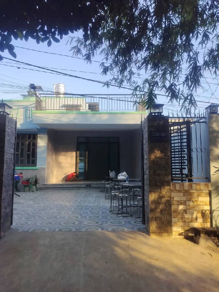 Nhà 2 tầng mặt tiền hẻm lớn Nguyễn Thị Làng, Củ Chi 300m² giá 5,4 tỷ - Sẵn sàng vào ở!